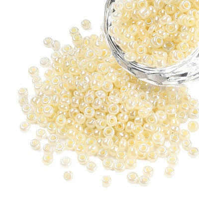 Seed beads guld-ivory opaque. Ca. 3 mm.