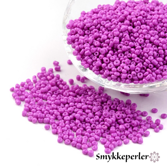 Seed beads violet pink opaque. Ca. 3 mm.