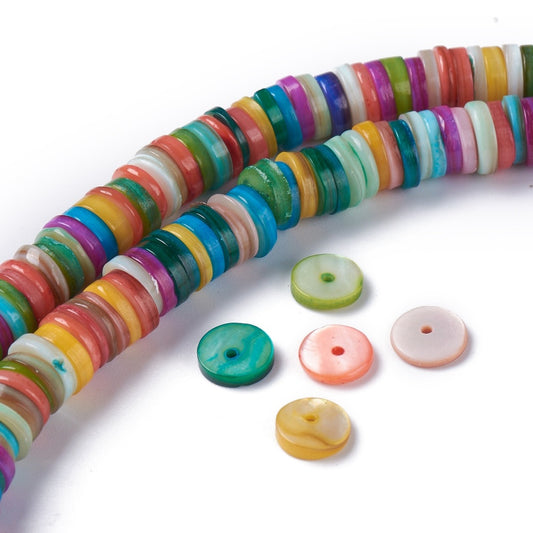 Perlemor flade, runde multifarver. Ca. 8 mm. på hel streng.