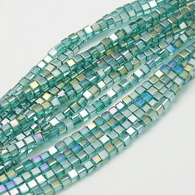Glasfacetter tyrkis firkantede 4 mm. Hel streng.