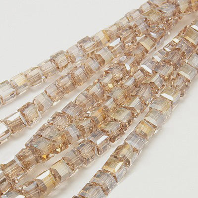Glasfacetter sand firkantede 4 mm. Hel streng.