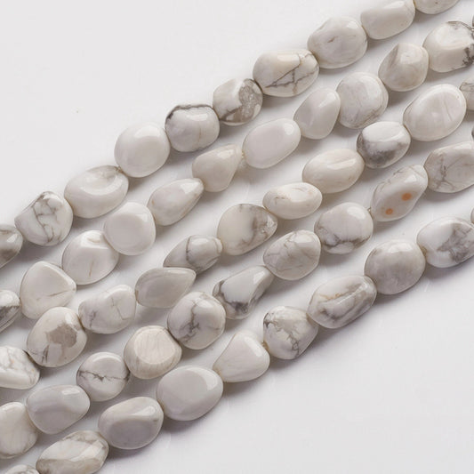 Howlite natur. Nuggets 6-10 mm. Hel streng på ca. 38 cm.