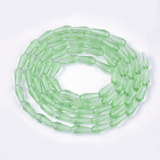 Glasfacetter dråbeformede, lysegrønne. 10x4mm. Hel streng 38 cm.