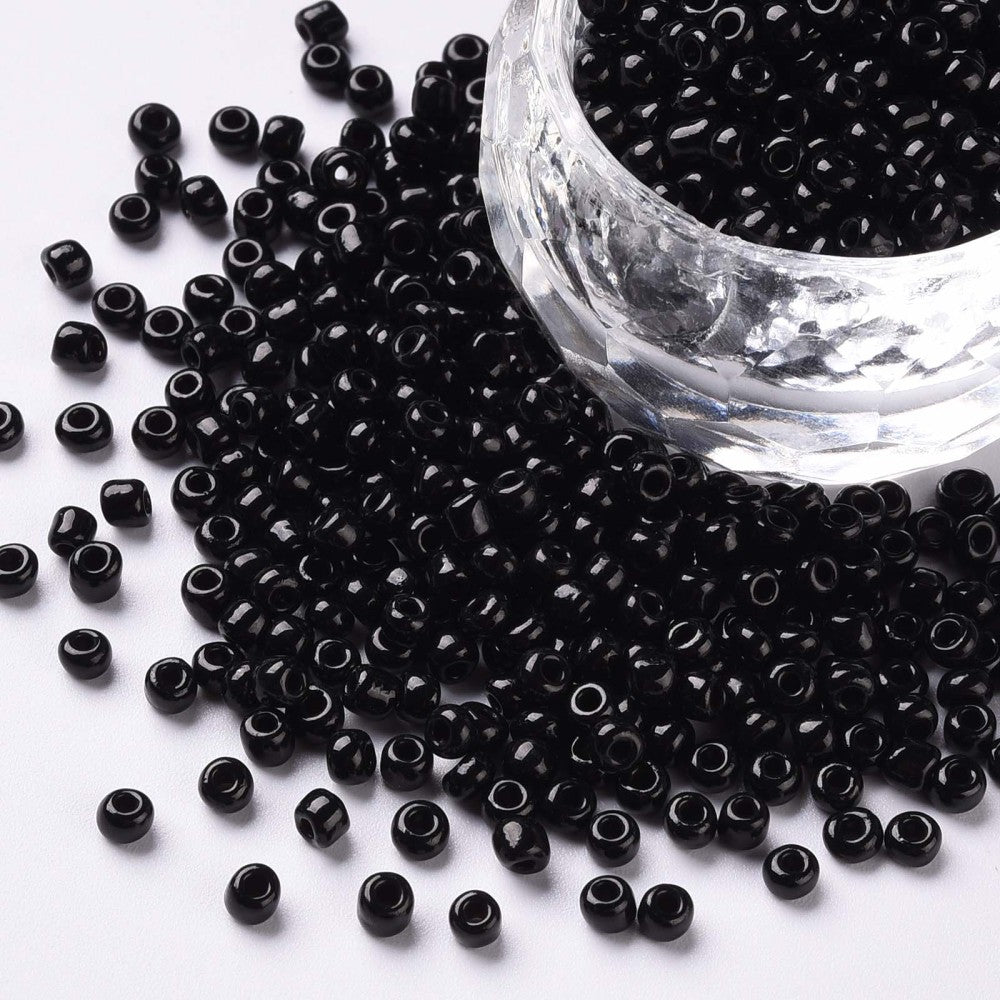 Seed beads sort opaque. Ca. 3 mm.