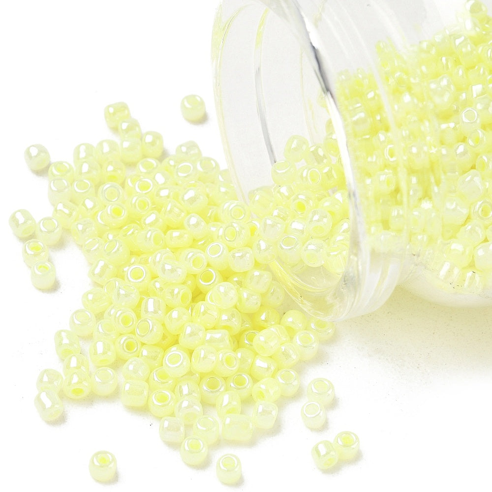 Seed beads lys gul opaque. Ca. 3 mm.