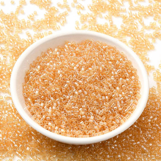 Cylinderperler delica style 2x1,5mm. 10g. Mørk sand transparent.