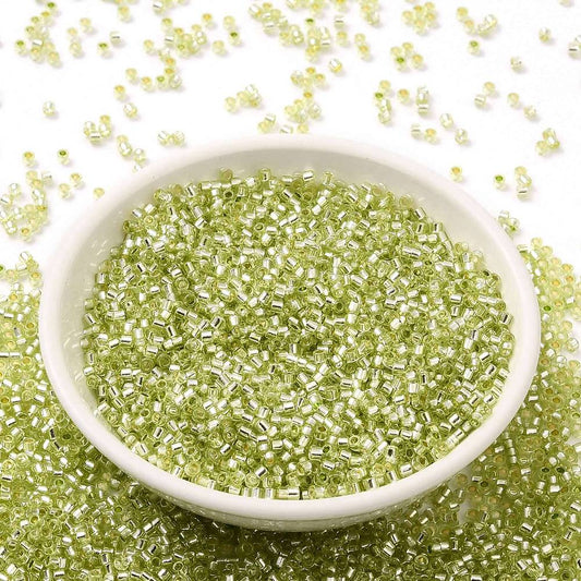 Cylinderperler delica style 2x1,5mm. 10g. Lime transparent med kerne.