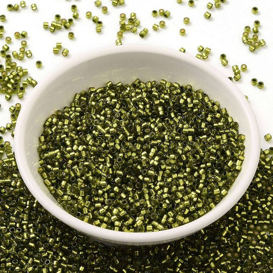 Cylinderperler delica style 2x1,5mm. 10g. Oliven transparent.