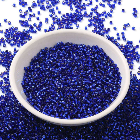 Cylinderperler delica style 2x1,5mm. 10g. Blå transparent med kerne.