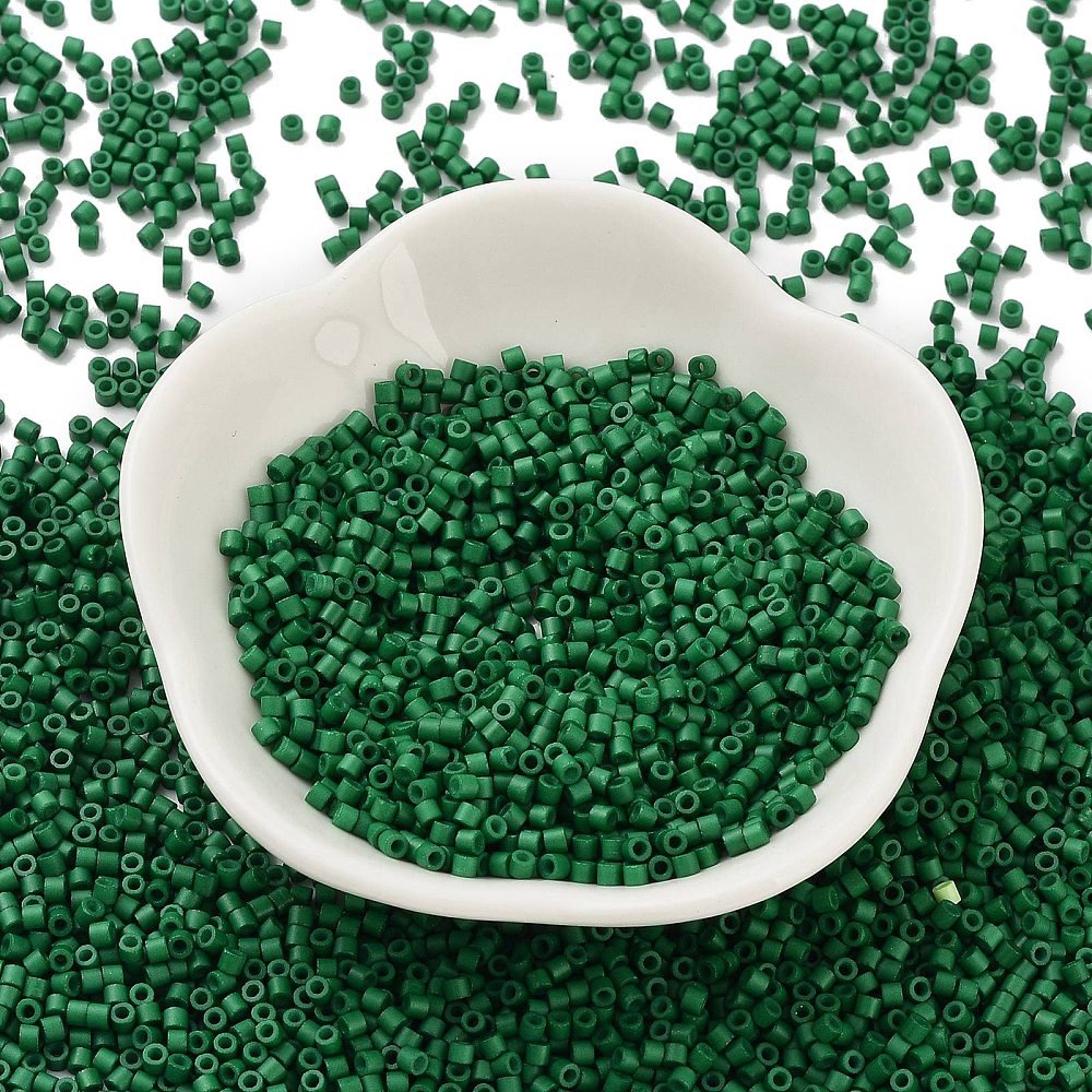 Cylinderperler delica style 2x1,5mm. 10g. Mellem grøn.