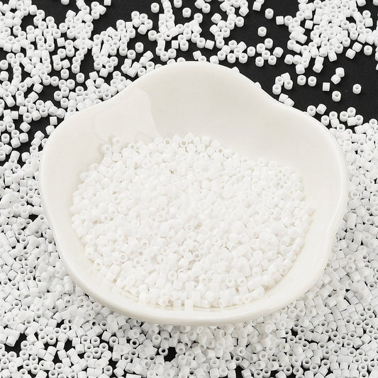 Cylinderperler delica style 2x1,5mm. 10g. Hvid.