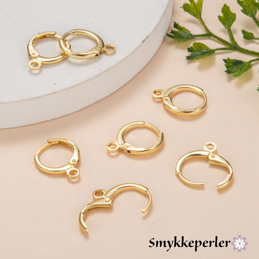 Huggie hoops med loop. 18k guld. 2 par.