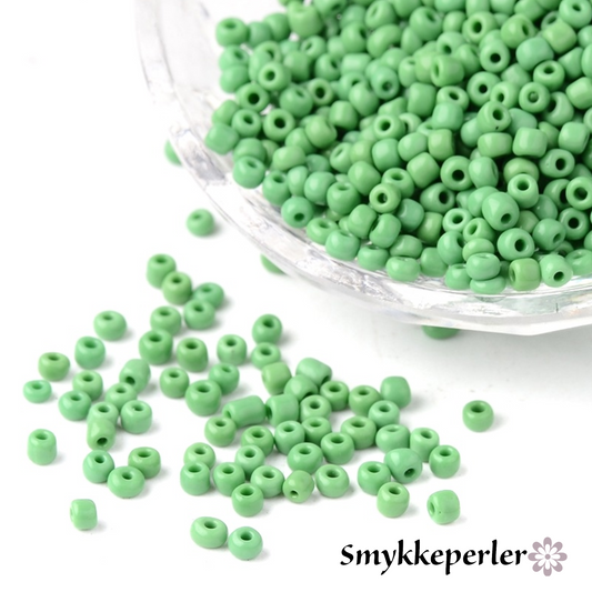 Seed beads lysgrøn opaque. Ca. 3 mm.