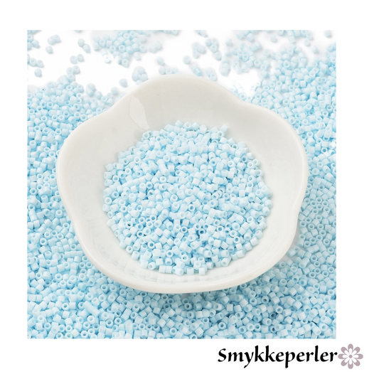 Cylinderperler delica style 2x1,5mm. 10g. Lys cyan.