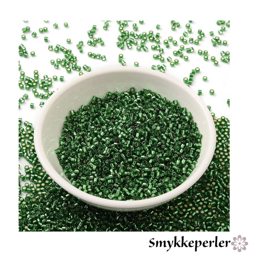 Cylinderperler delica style 2x1,5mm. 10g. Grøn transparent med kerne.