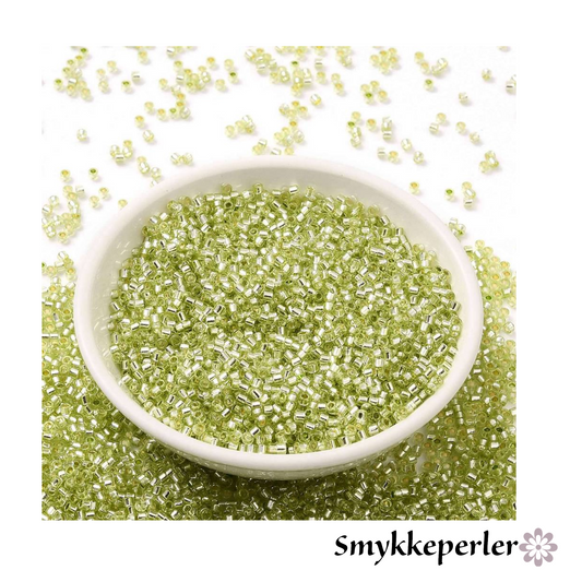 Cylinderperler delica style 2x1,5mm. 10g. Lime transparent med kerne.