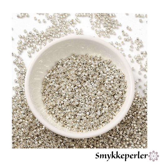 Cylinderperler delica style 2x1,5mm. 10g. Sølvplated.