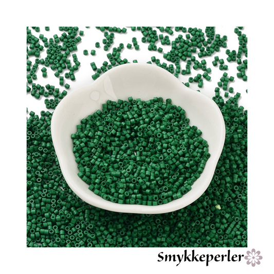 Cylinderperler delica style 2x1,5mm. 10g. Mellem grøn.