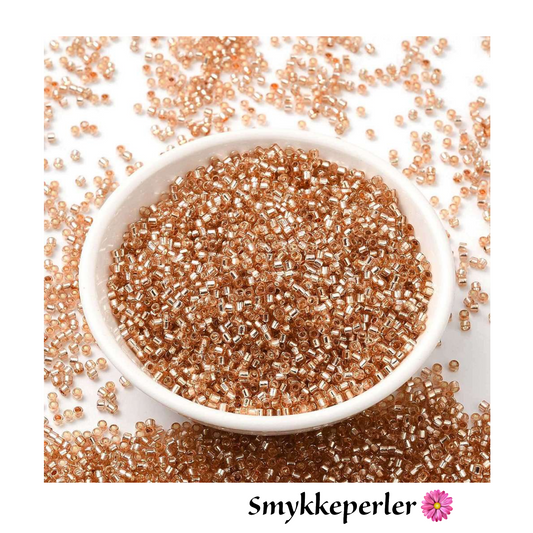 Cylinderperler delica style 2x1,5mm. 10g. Mørk peach med sølvkerne