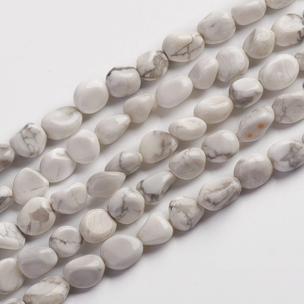 Howlite natur. Nuggets 6-10 mm. Hel streng på ca. 38 cm.