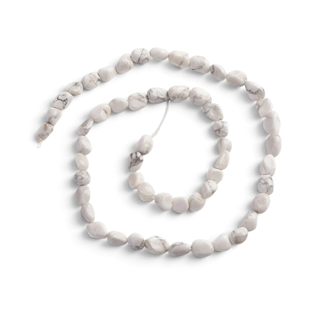 Howlite natur. Nuggets 6-10 mm. Hel streng på ca. 38 cm.