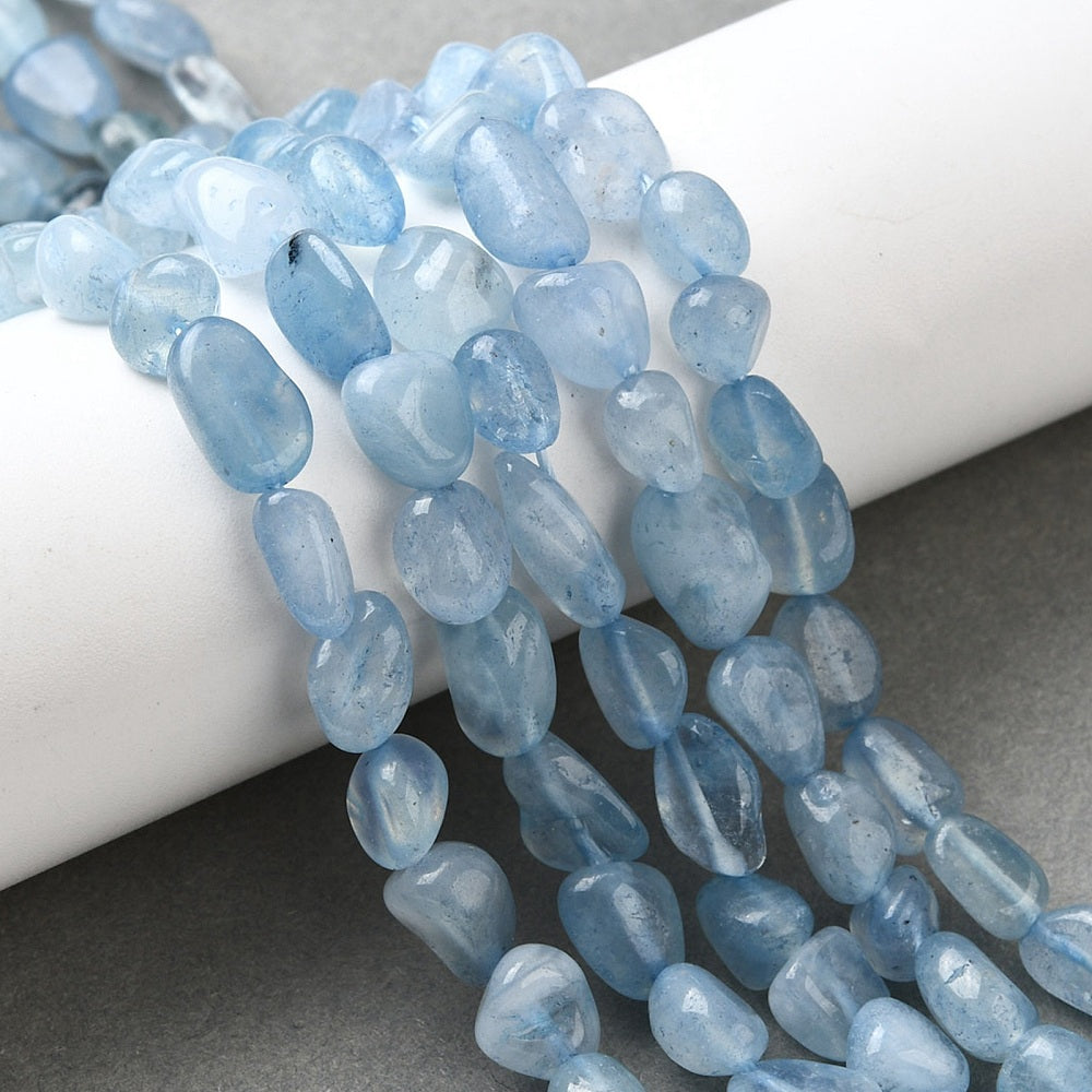 Aquamarine natur. Nuggets 6-8 mm. Hel streng på ca. 38 cm.