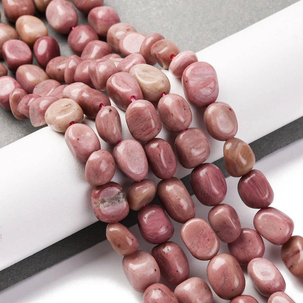 Rhodonite natur. Nuggets 7-12 mm. Hel streng på ca. 38 cm.