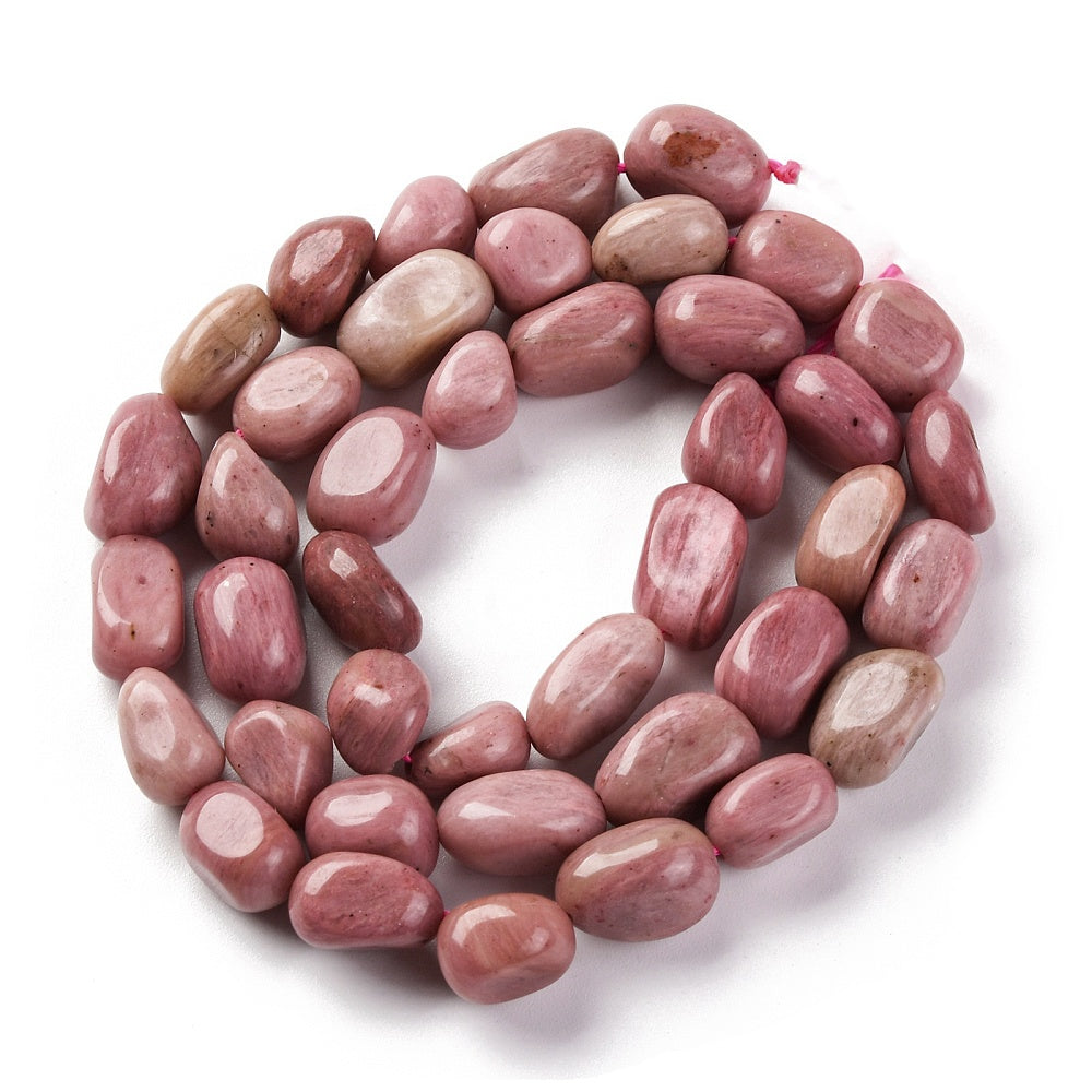 Rhodonite natur. Nuggets 7-12 mm. Hel streng på ca. 38 cm.