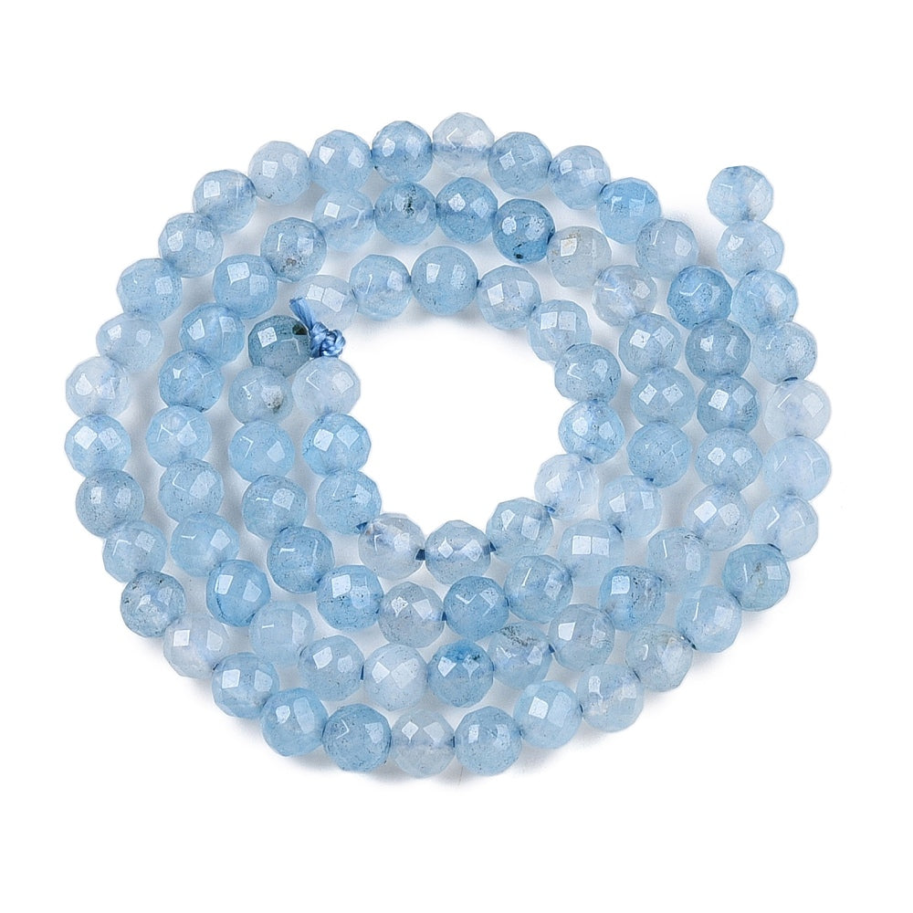 Jadefacetter lyseblå. Runde 4 mm. Hel streng på ca. 38 cm.