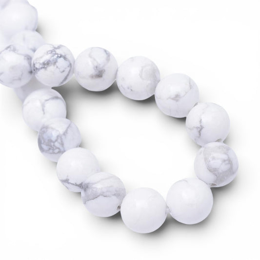 Howlite naturel 6mm hvid. Hel streng på ca. 38 cm.