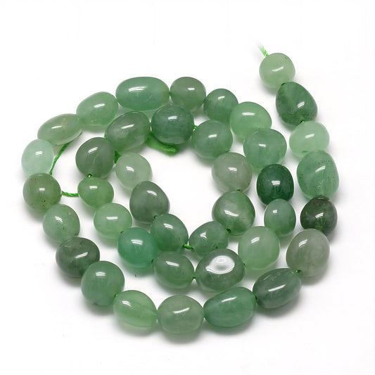 Grøn aventurine nuggets. Hel streng ca. 38 cm.