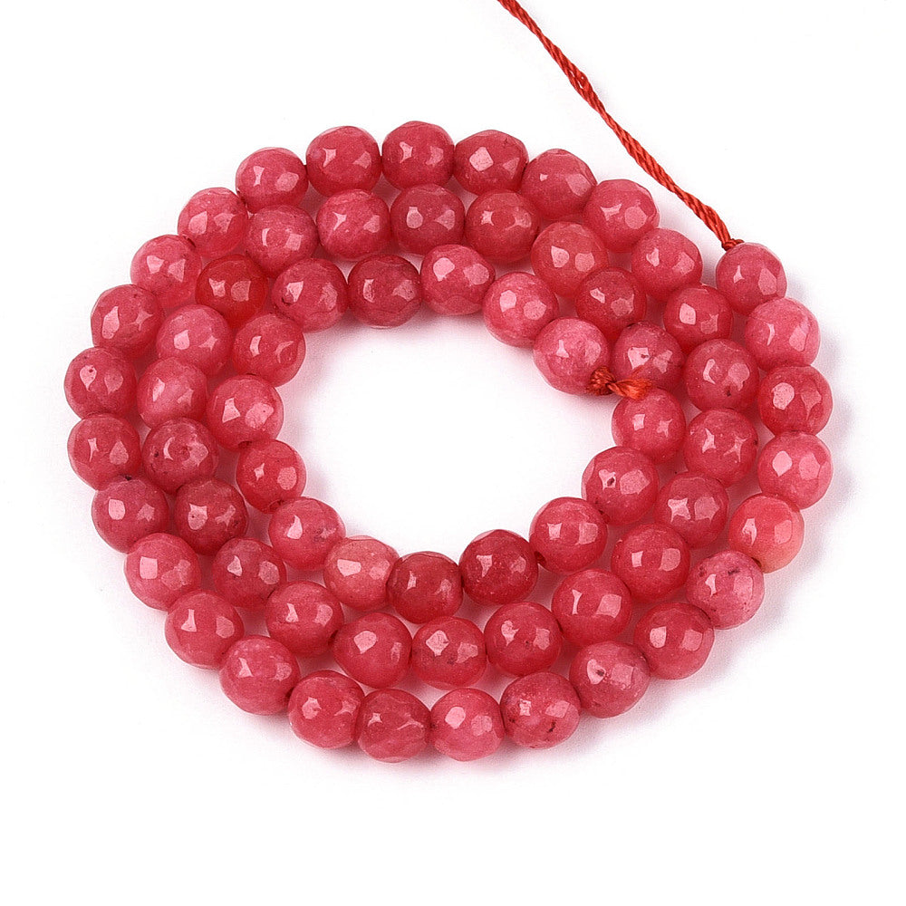 Jadeperler mørk coralrød. Runde facetter 6 mm. Hel streng.