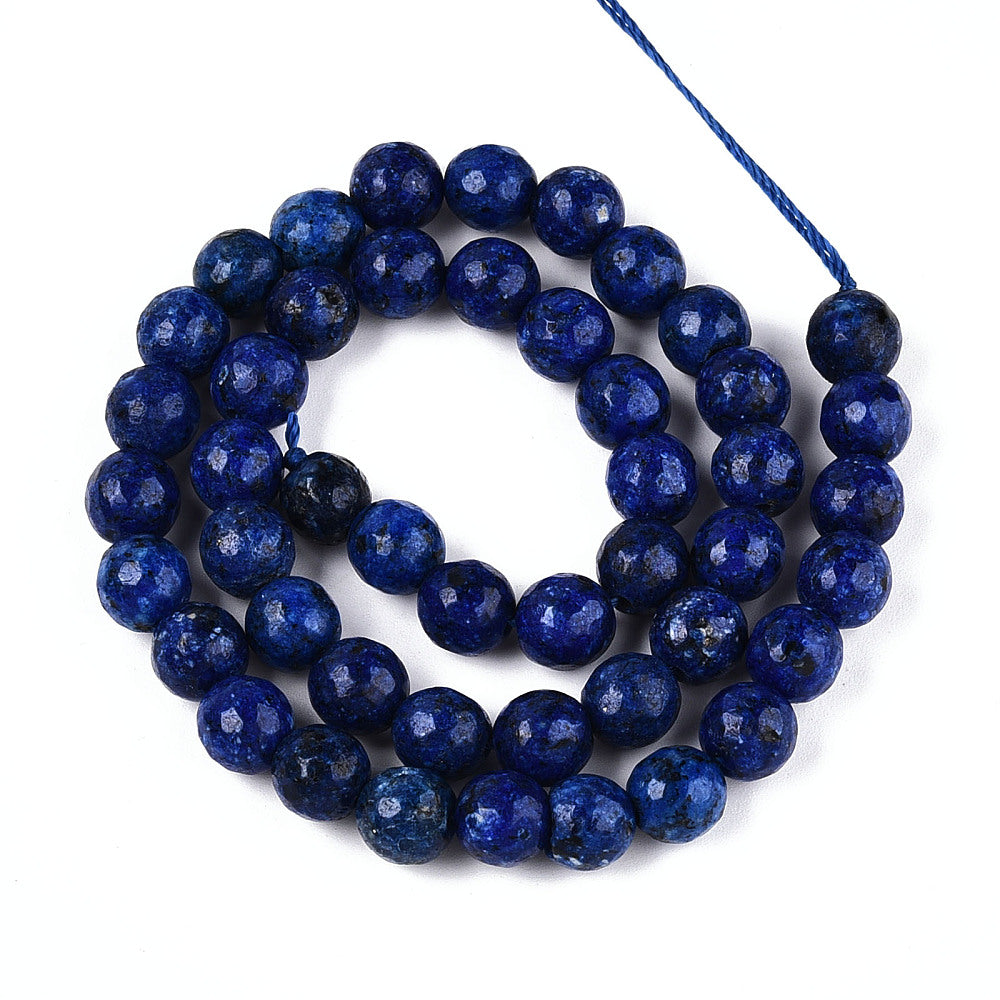 Jadeperler mørkeblå. Runde facetter 8 mm. Hel streng på ca. 38 cm.