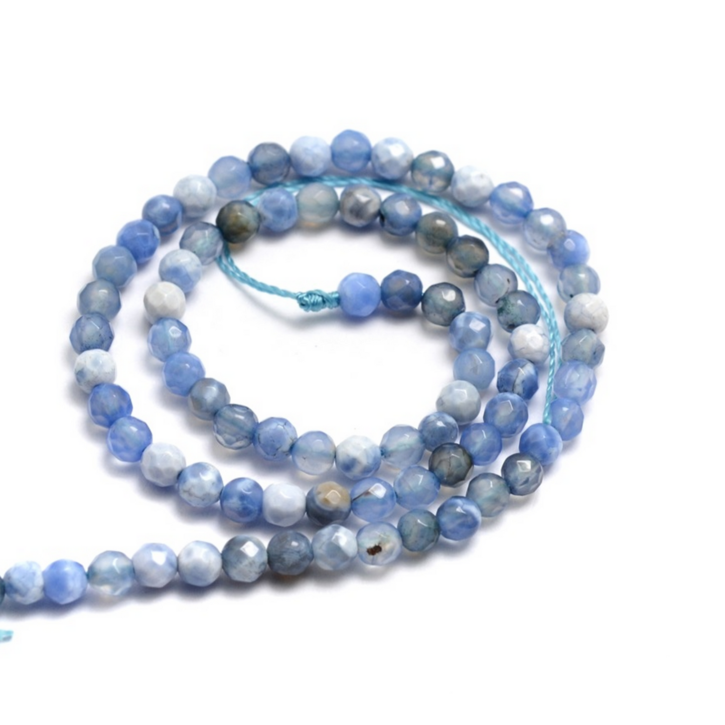 Agat kornblå. Facetterede perler 4 mm. Hel streng.