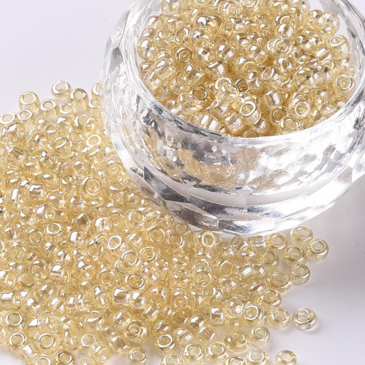 Seed beads lys gylden transparent. Ca. 3 mm.