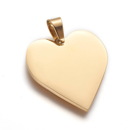 Hjertevedhæng i stål forgyldt med 18k guld.  25x23x1,5mm. Vandfast og svedfast.
