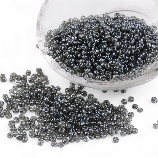 Seed beads grå transparent. Ca. 3 mm.