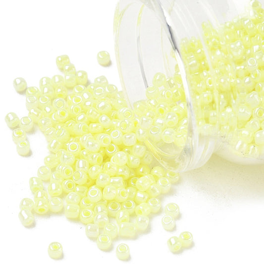 Seed beads lys gul opaque. Ca. 3 mm.