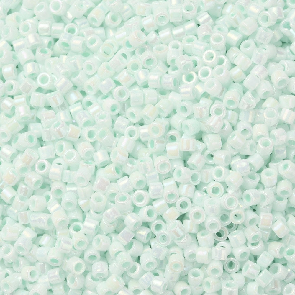 Cylinder delica style 2x1 mm. Lys mint luster.
