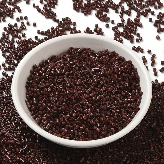 Cylinderperler delica style 2x1,5mm. 10g. Chokolade brun.