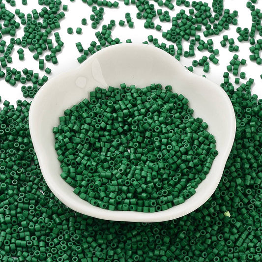 Cylinderperler delica style 2x1,5mm. 10g. Mellem grøn.