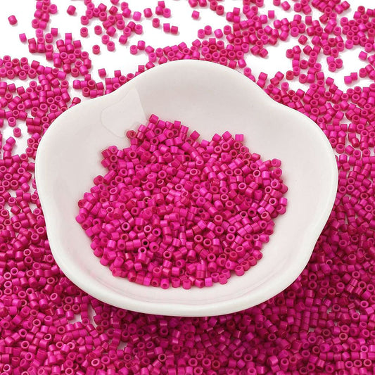 Cylinderperler delica style 2x1,5mm. 10g. Hotpink.