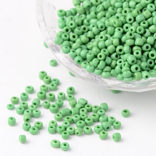 Seed beads lysgrøn opaque. Ca. 3 mm.